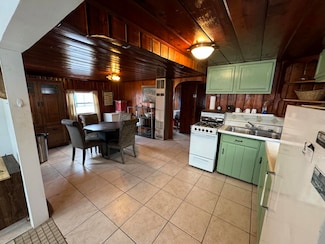 116 Jefferson Ave, Houghton Lake, MI 48629