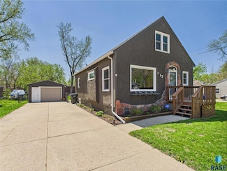 817 E Hermosa Dr, Sioux Falls, SD 57104
