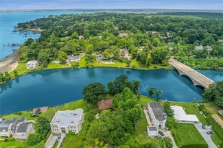 230 Gristmill Ln, Great Neck, NY 11023