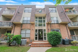402 Hidden Village Dr, Perth Amboy, NJ 08861