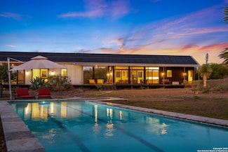 514 County Road 669, Devine, TX 78016