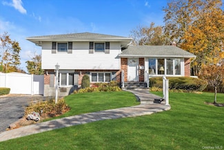 3 Gardenia Dr, ComMacK, NY 11725