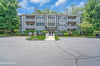 2212 Candlelight Ct, Helmetta, NJ 08828