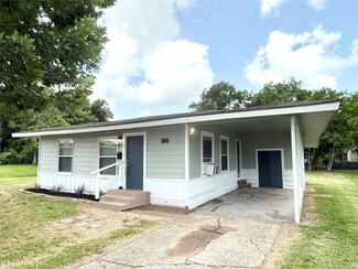 117 Oak Dr, Lake Jackson, TX 77566