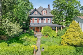 175 Ivy St, Oyster Bay, NY 11771