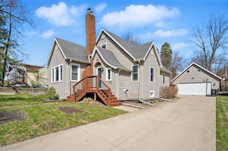 1123 W 3rd St, Cedar Falls, IA 50613
