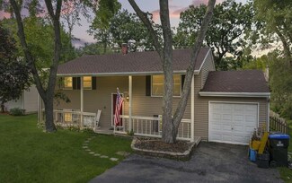 1708 W Oakleaf Dr, McHenry, IL 60051