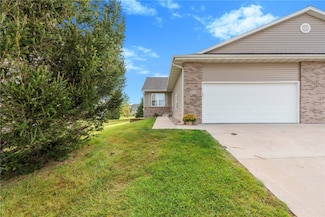 315 Highland Ct, Fairfax, IA 52228