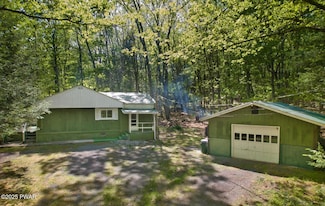 108 Spruce Dr, Shohola, PA 18458