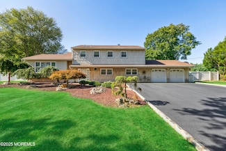 123 Woodcrest Dr, Freehold, NJ 07728