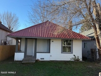 1006 Maple Way, Zillah, WA 98953