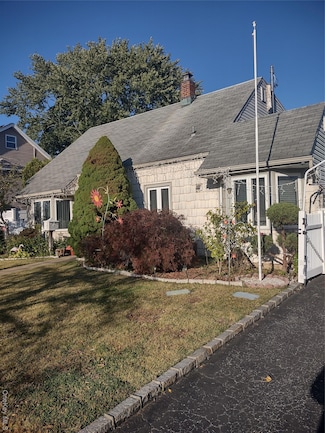 19 Curve Ln, Levittown, NY 11756