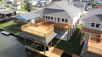 17 Edgewater Dr, Hitchcock, TX 77563
