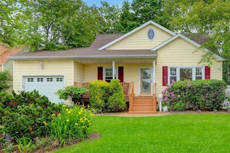690 Franklin Ave, Massapequa, NY 11758