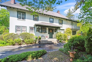 17 the Intervale, Roslyn, NY 11576
