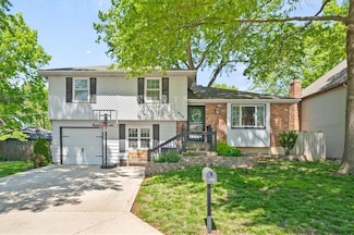 2112 E Arrowhead Cir, Olathe, KS 66062