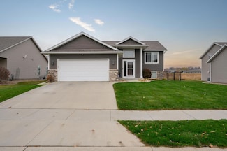 5413 Weatherstone Dr NW, Rochester, MN 55901