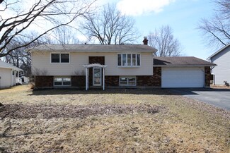 4513 Spruce Ln, McHenry, IL 60050