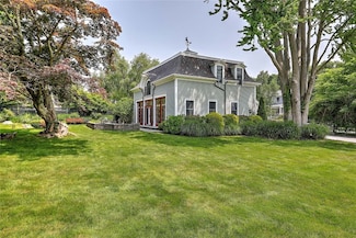 12 Howe St, Bristol, RI 02809