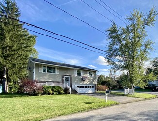 2 Red Oak Dr, Schenectady, NY 12302