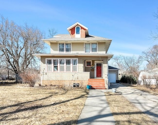 907 4th St S, Moorhead, MN 56560