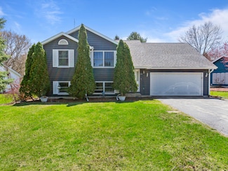224 Briar Cliff St SW, Poplar Grove, IL 61065