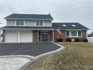 60 Cedar St, Lindenhurst, NY 11757