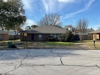 2808 Springhaven Ct, Bedford, TX 76021