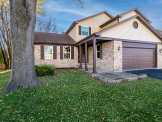 341 Wooded Knoll Dr, Cary, IL 60013