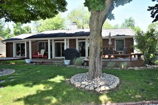 8215 E Cassandra Dr, Syracuse, IN 46567