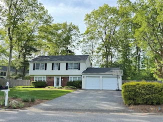 3 Sanford Ln, Stony Brook, NY 11790