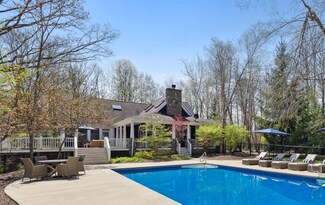 9450 Whispering Winds Dr, New Buffalo, MI 49117
