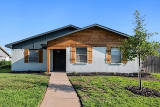 850 Pinoak Dr, Grand Prairie, TX 75052