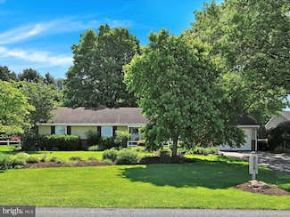 1043 E Meadow Rd, Manheim, PA 17545