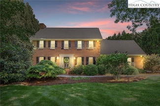 5565 Long Walk Dr, Kernersville, NC 27284