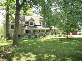 45W121 Raymond Rd, Big Rock, IL 60511