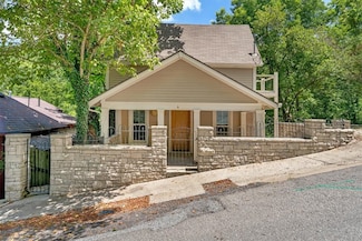 4 Douglas St, Eureka Springs, AR 72632