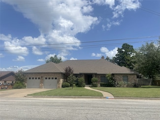 888 Acorn St, Giddings, TX 78942