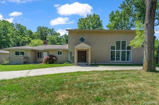 19580 Parke Ln, Grosse Ile, MI 48138