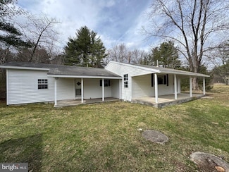 4075 New Lancaster Valley Rd, Milroy, PA 17063