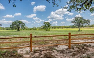 242 S Oak St, Bellville, TX 77418
