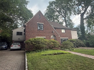 3 Buckingham Place, Great Neck, NY 11021