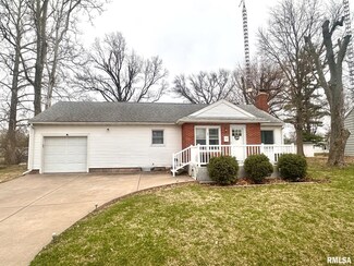 2 S Crescent Dr, Jacksonville, IL 62650