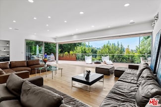 3567 Woodcliff Rd, Sherman Oaks, CA 91403