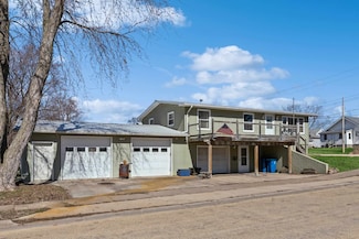 916 Pearl St, Sabula, IA 52070