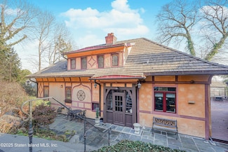 15 Douglas Rd, Staten Island, NY 10304