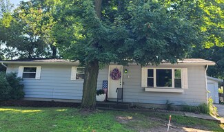 220 Elizabeth St, Fennville, MI 49408