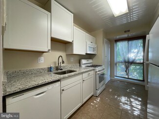 5612 Bloomfield Dr Unit 204, Alexandria, VA 22312