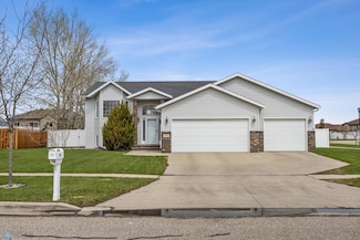 902 Parkway Dr, West Fargo, ND 58078