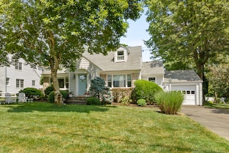 33 Ridgeley St, Darien, CT 06820